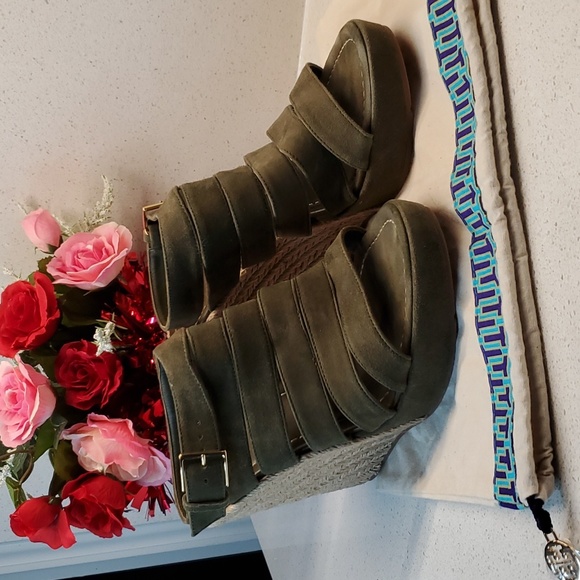 leather buckle wedges sz 9